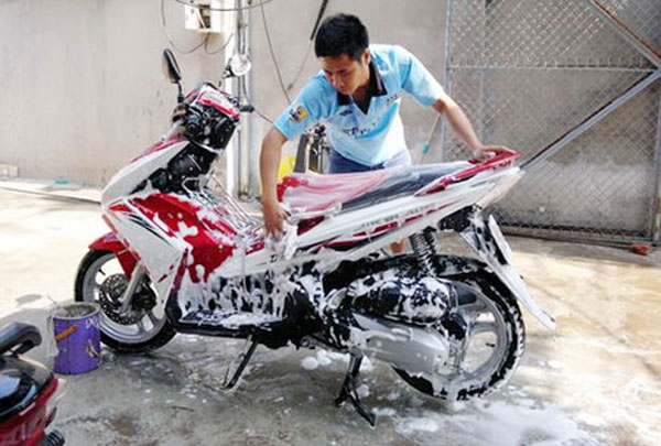 rửa xe máy sạch nhanh