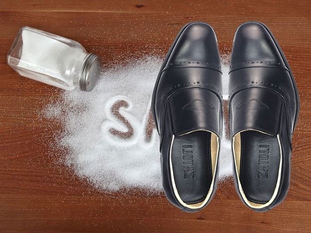 Muối nở giúp đôi giày da trở nên khô thoáng, giảm mùi