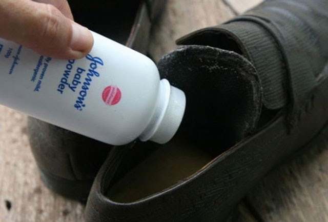 Phấn rôm trẻ em có tác dụng loại bỏ mùi hôi giày