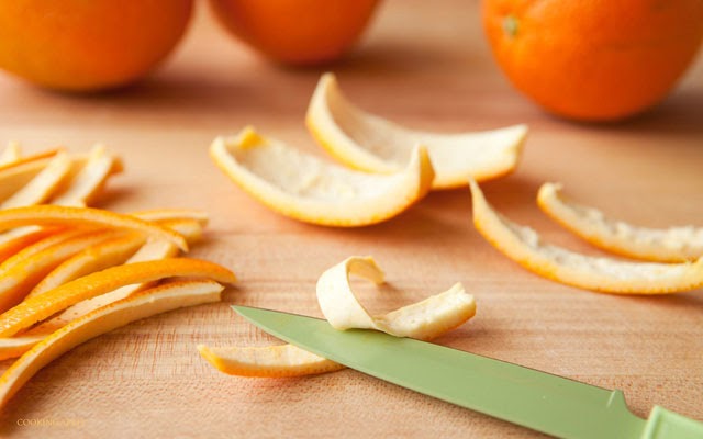 Vỏ cam giúp loại bỏ mùi hôi khó chịu đồng thời để lại hương thương dịu nhẹ