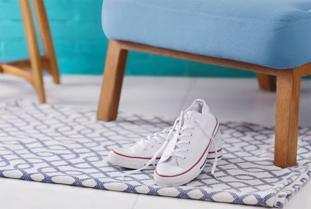 Bạn có thể tận dụng nguyên liệu có sẵn tại nhà để làm sạch giày bị dính nhớt