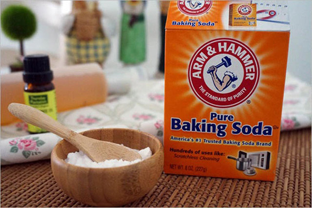 Baking soda có tác dụng tẩy sạch vết bẩn bám trên kính nhà tắm 